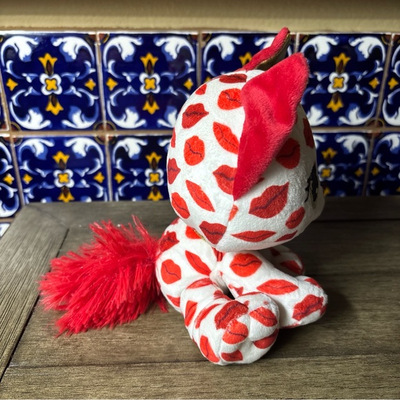 3 pc Valentine’s Day lot, Heart ornaments, Plush cat (used), and napkins - Picture 4 of 15